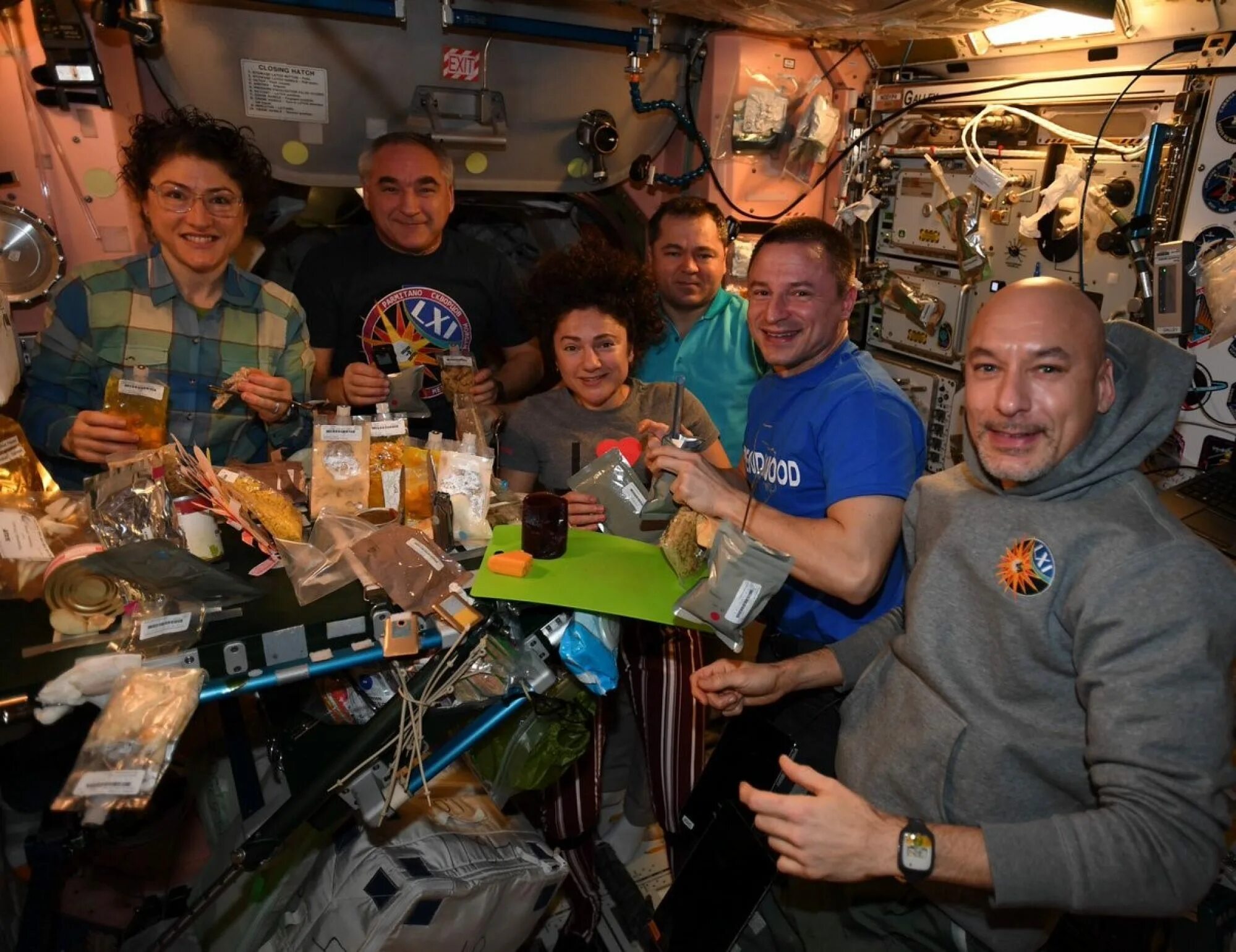 Еда космонавтов на мкс. Прием пищи в космосе. Космонавты обедают в космосе. Питание на мкс. Что едят люди в космосе.