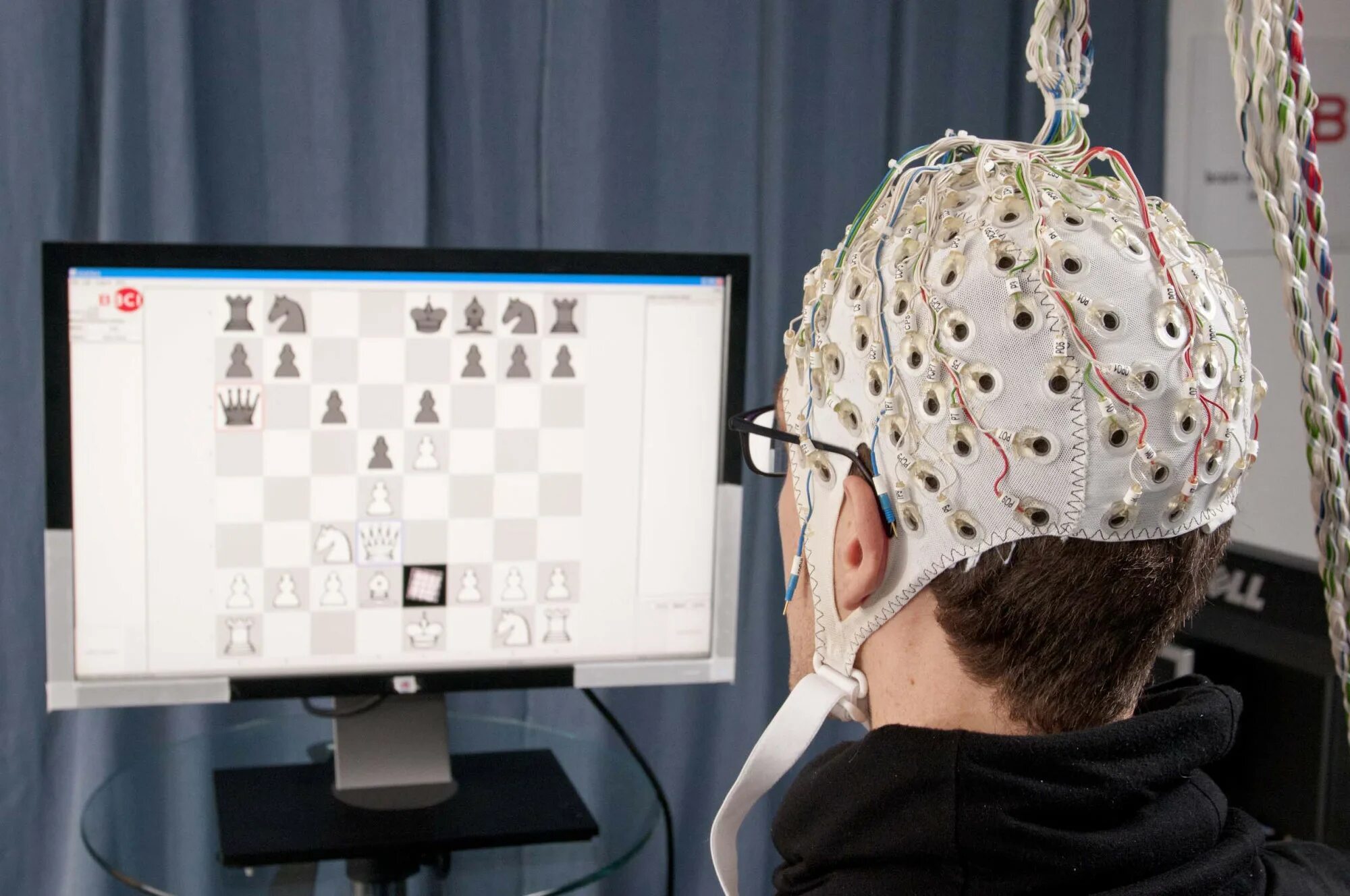 Что такое нейро. Нейроинтерфейс ЭЭГ. Бос электроды ЭЭГ. Нейроинтерфейс мозг-компьютер. Электроэнцефалография аппарат.