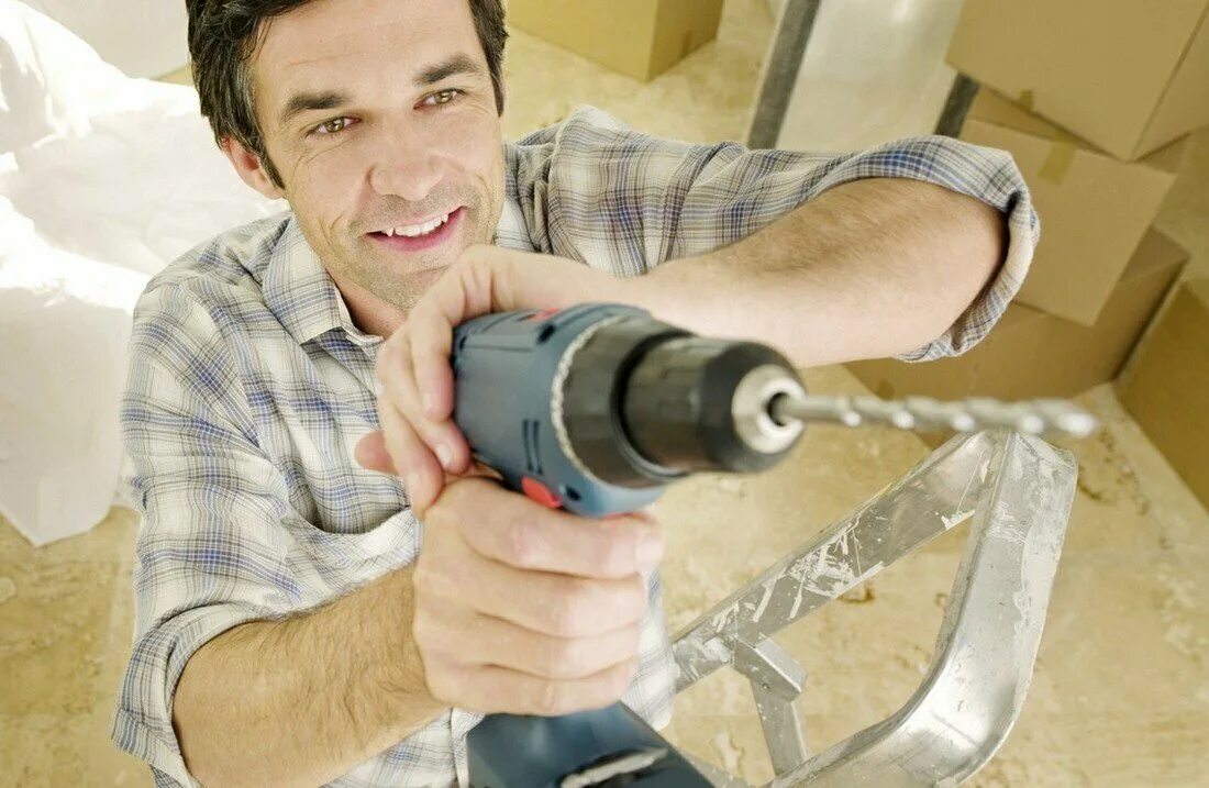 Мужчина работает руками. Мужчина хозяин в доме. Мужчина ремонтирует. Трудолюбивый мужчина. Мужик дома делает ремонт.