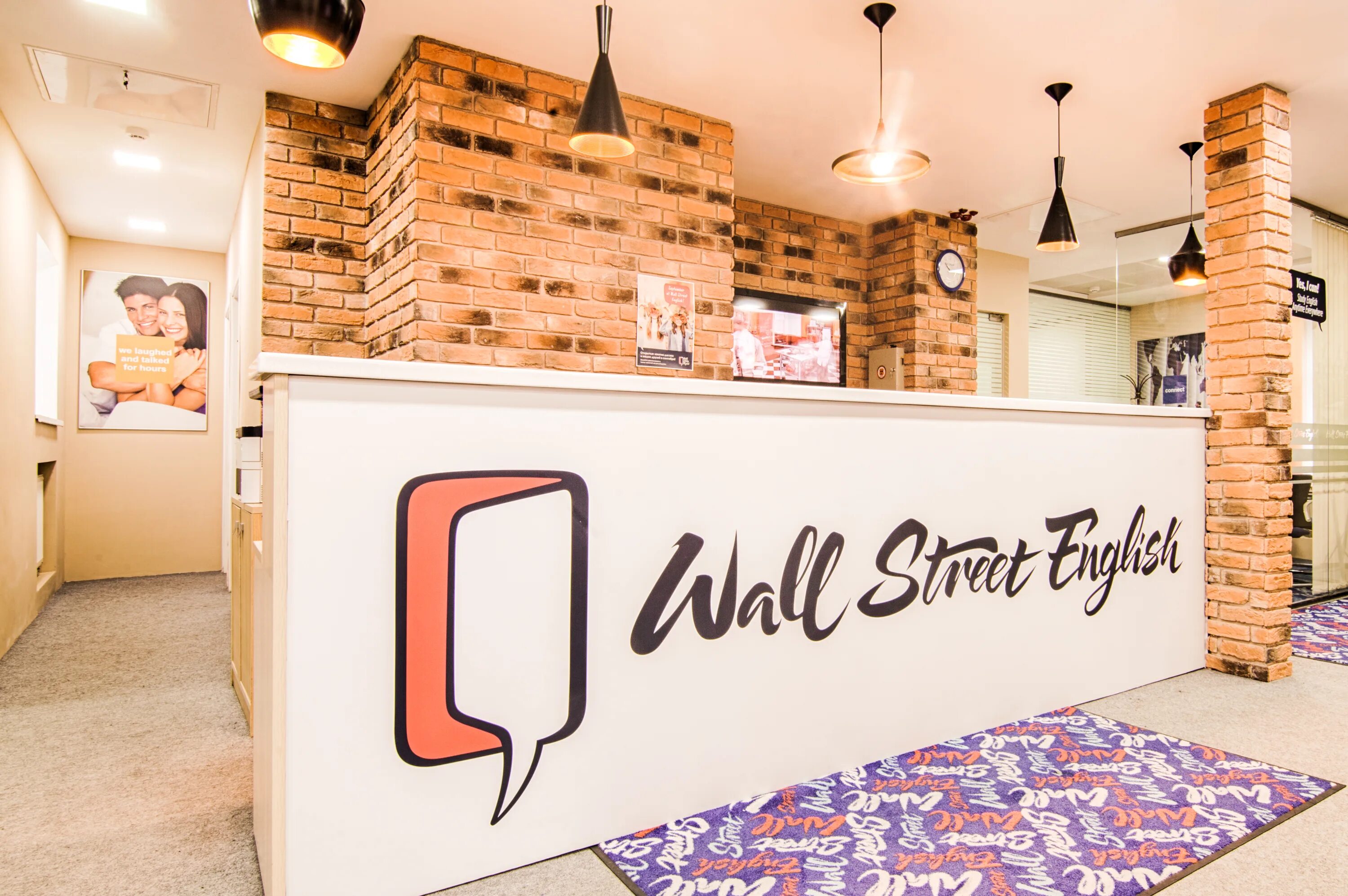 Уолл стрит школа английского. Wall street english, изучения английского языка. Your english street. Wall street english. Логотип в уличном стиле.