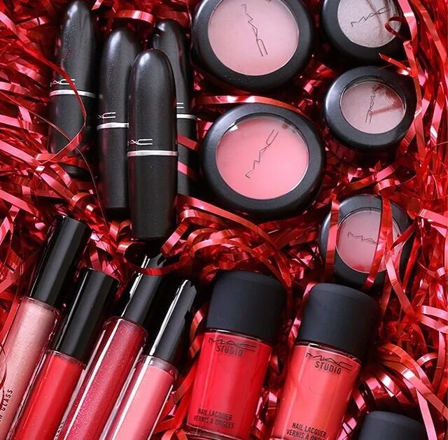 Mac collection. Косметика. Красивая косметика. Красная косметика. Красная помада косметика.