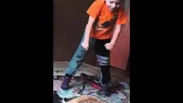 9 лет какает в штаны. Школьники которые какают. мальчики шести лет какают. мальчик ходит в школу какалась.