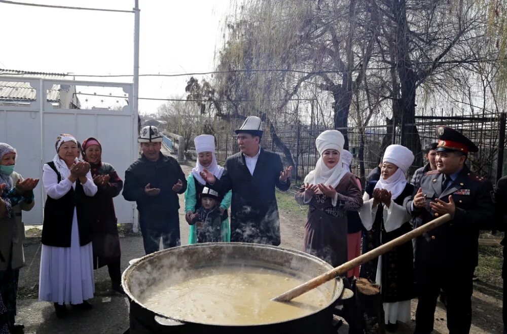 Нооруз в Кыргызстане сумолок. С праздником Нооруз. Традиции Нооруз Киргизия. Нооруз аластоо. Классный час нооруз