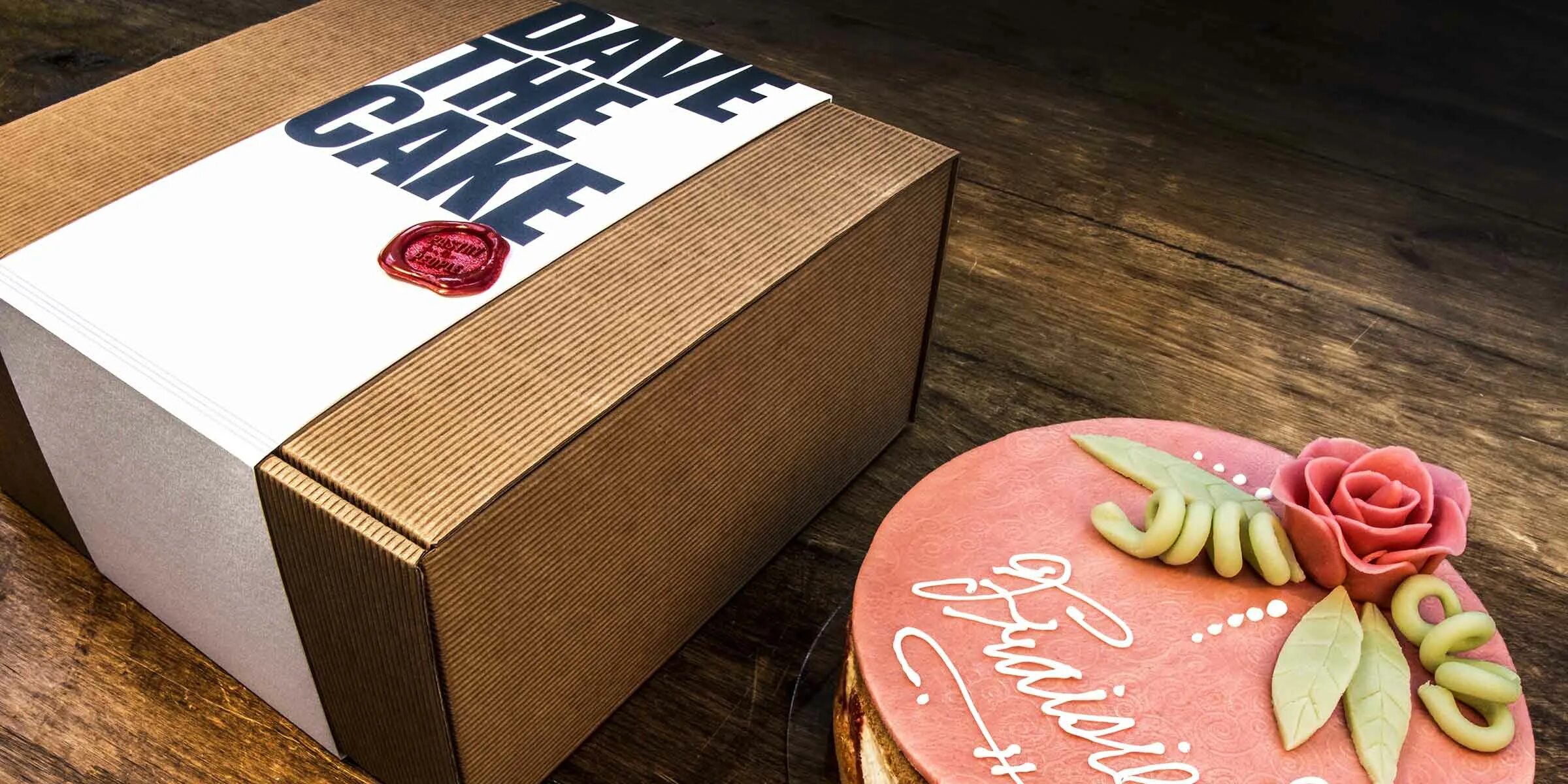 Коробка с цветами и пирожными. Коробочка тортик. Маленький торт в коробочке. Торт коробочка. Коробочка тортик.