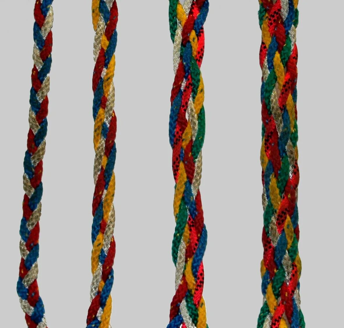 Пять ниток. Плетение шнура. Плетеный шнурок. Шнурок из нитей. Цветные веревочки для плетения.
