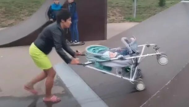 Коляска переворачивается. Коляска переворачивается. Коляска перевертыш. Мама с коляской. Женщина с коляской фото.