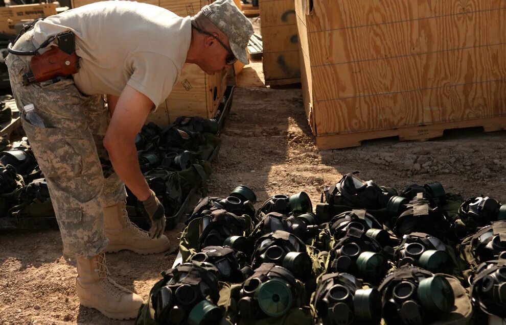 Военные развлечения. Американский военный противогаз. Американские солдаты в Ираке в противогазах. Иракские военные в противогазе. Американский солдат в противогазе.