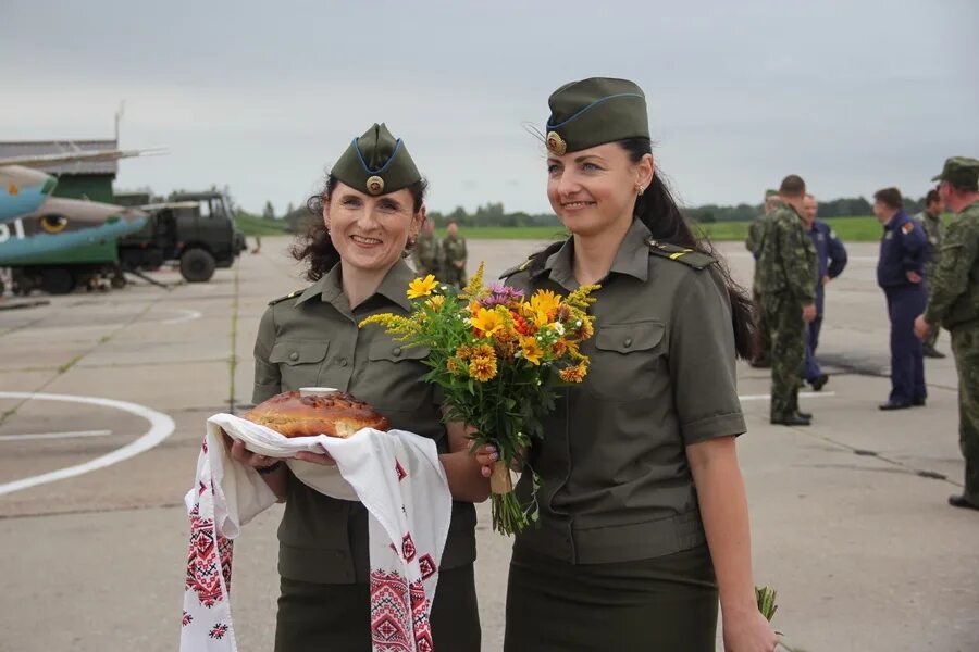 Водная арка для самолетов традиция. На аэродроме встречали. На аэродроме встречали. Лидская авиационная база. На аэродроме встречали.