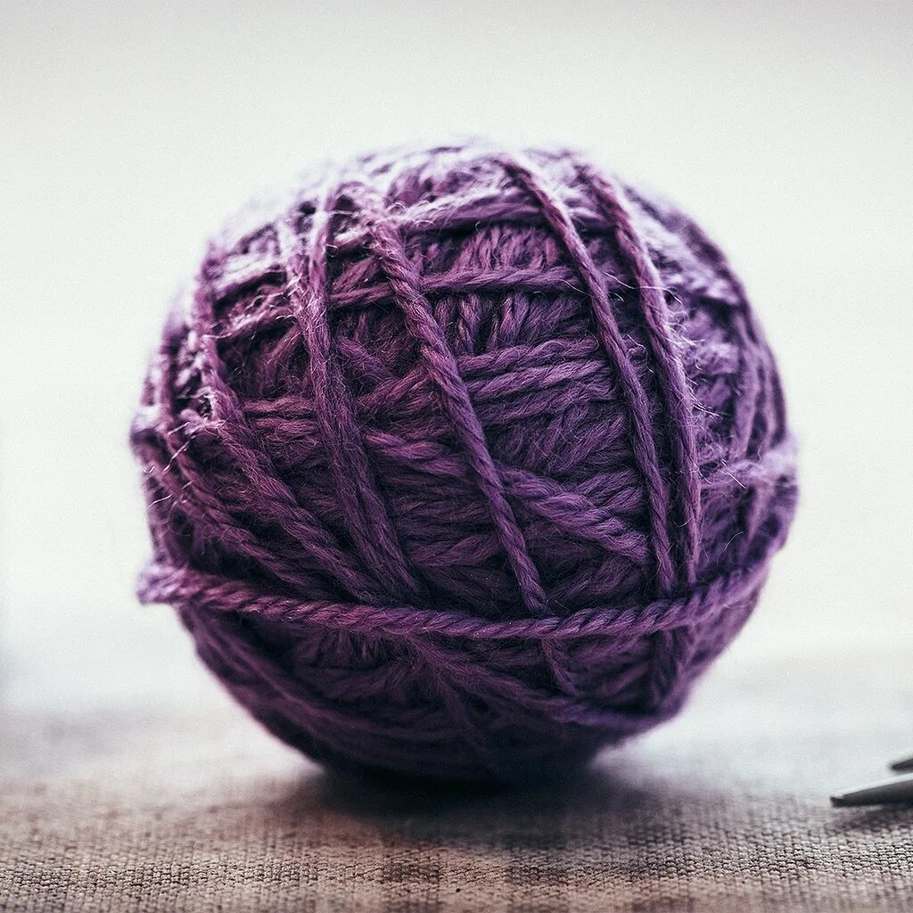 клубок ниток. клубок быв. моток нити. клубок из ниток. нитки и спицы.