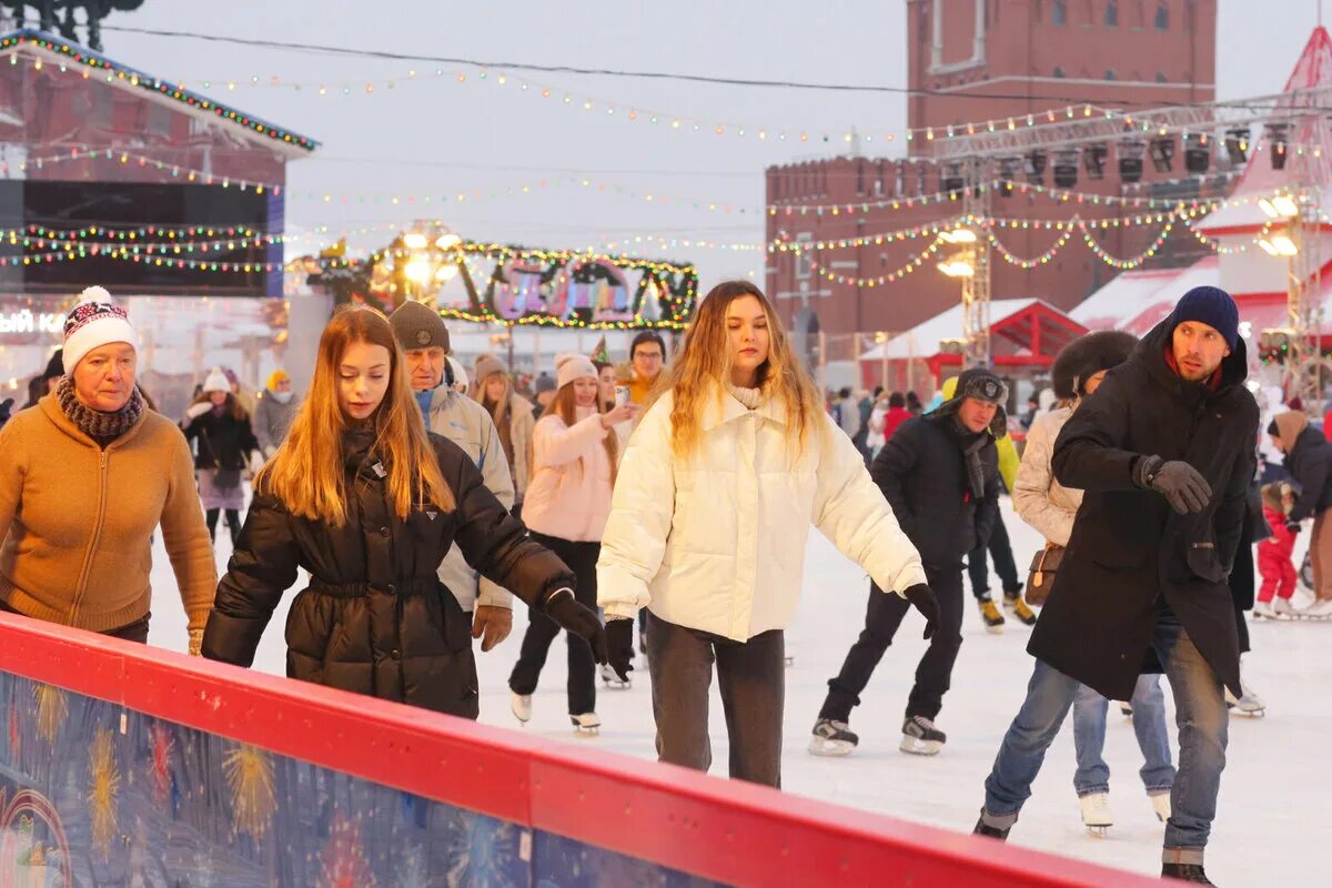 Катки москвы бесплатные с прокатом коньков 2024. Каток спб с прокатом коньков. Каток парк горького. Патриаршие пруды москва каток. Катание на коньках в москве.