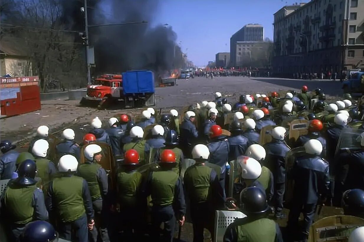 Демонстрация го. Кровавый первомай 1993 года в москве. первомайская демонстрация 1993 года в москве. первомайский митинг 1993. октябрь 1993 ленинский проспект.