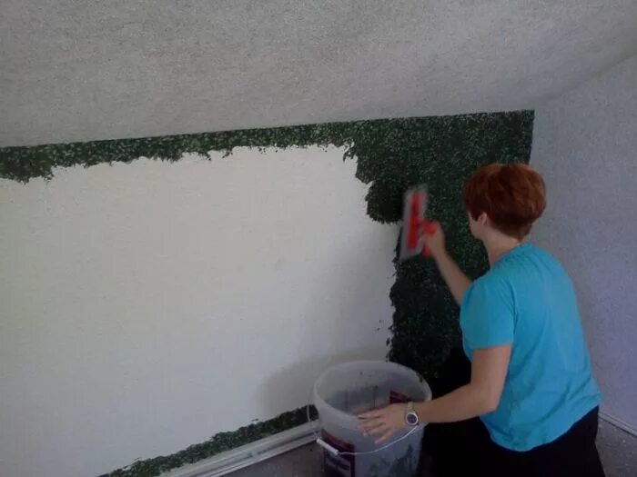 Как снять жидкие обои. Нанесение жидких обоев на стену. Потолок из жидких обоев. Житкий абой своими руками. Подготовка стен к жидким обоям.
