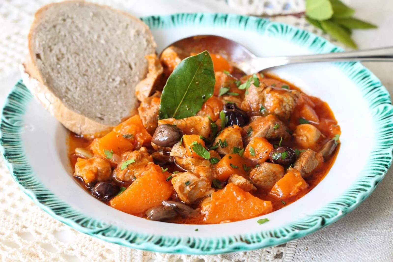 Тыква с курицей в духовке. Филе индейки с картошкой тушеное. Тыква с курицей. Тушеная тыква с овощами. Тыква с куриным филе.