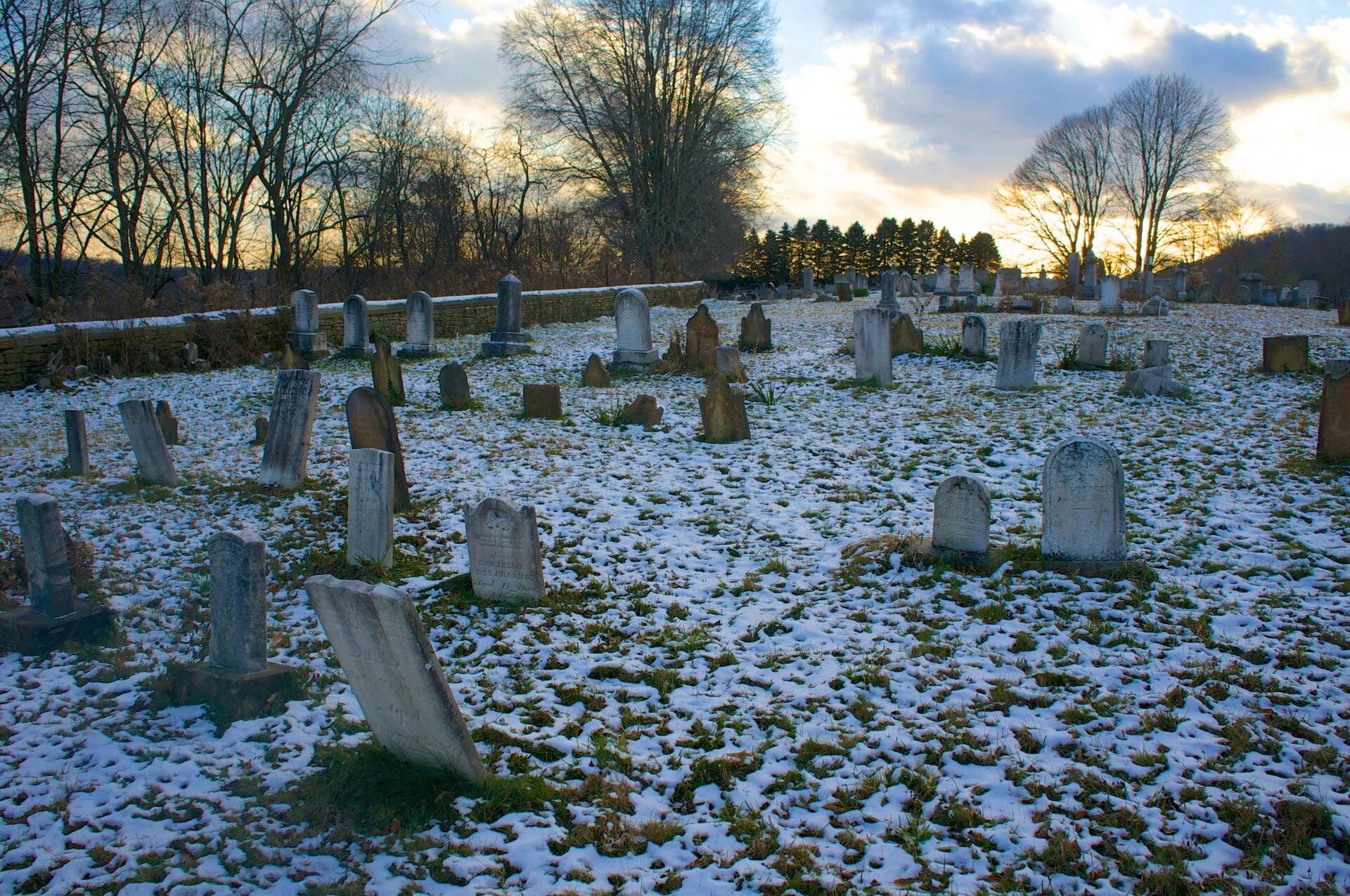 Снег похоронит. Плезант Хилл кладбище. Старинное кладбище. Кладбище зимой. Заснеженное кладбище.