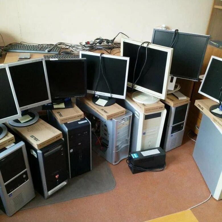 Компьютер в офисе. Много компьютеров. Продается компьютер. Компьютер б/у.
