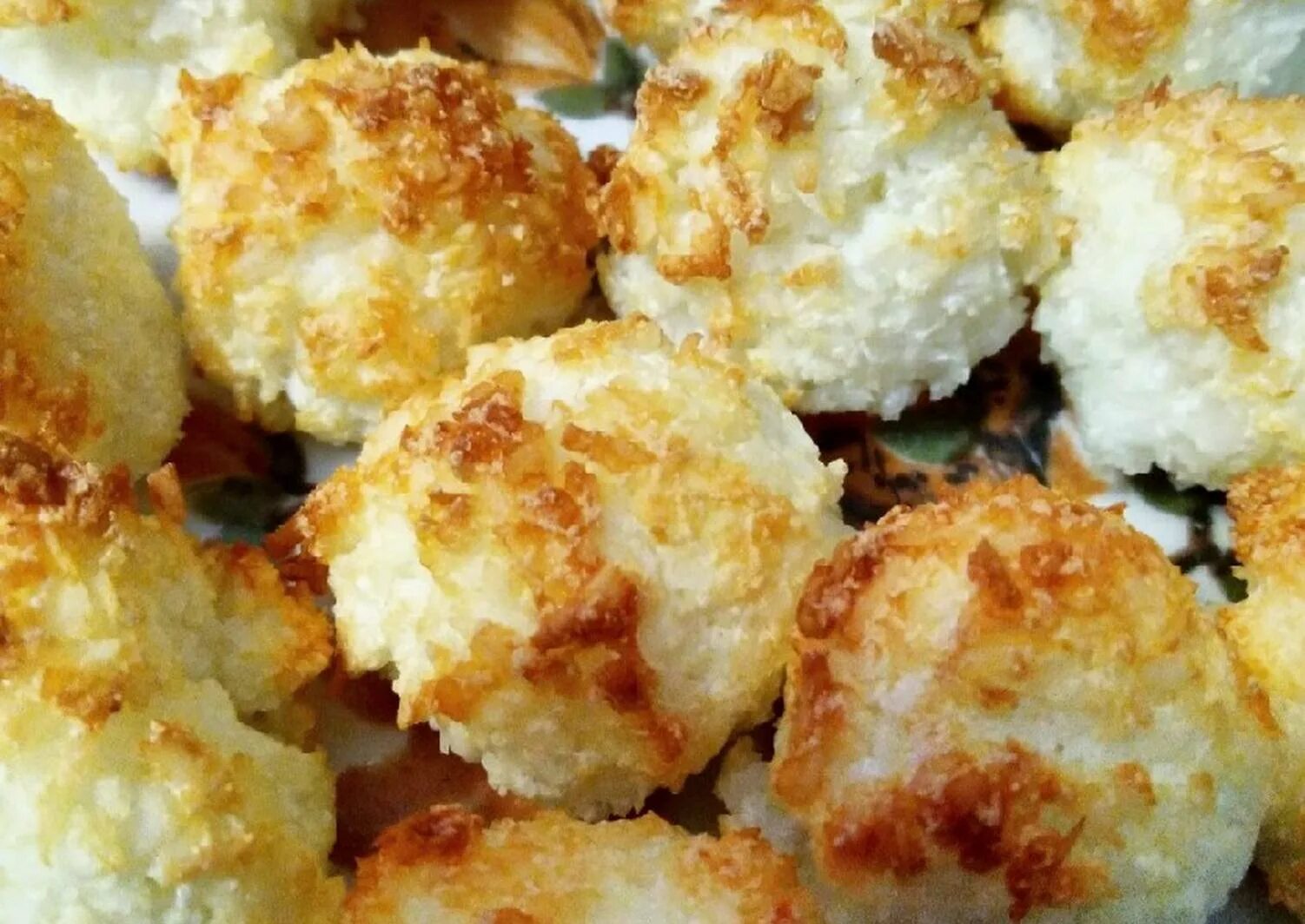 Воздушное кокосовое печенье. Печенье из кокосовой стружки. Печенье с кокосовой стружкой. Печенье из кокосовой стружки. Кокосовое печенье из кокосовой стружки.
