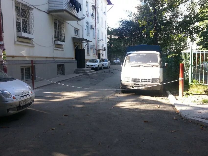 Ворота полиции. Чья чудесная коляска въехала во двор. Шлагбаум мкд. Fitбывайся в своей двор. Въезд во двор.