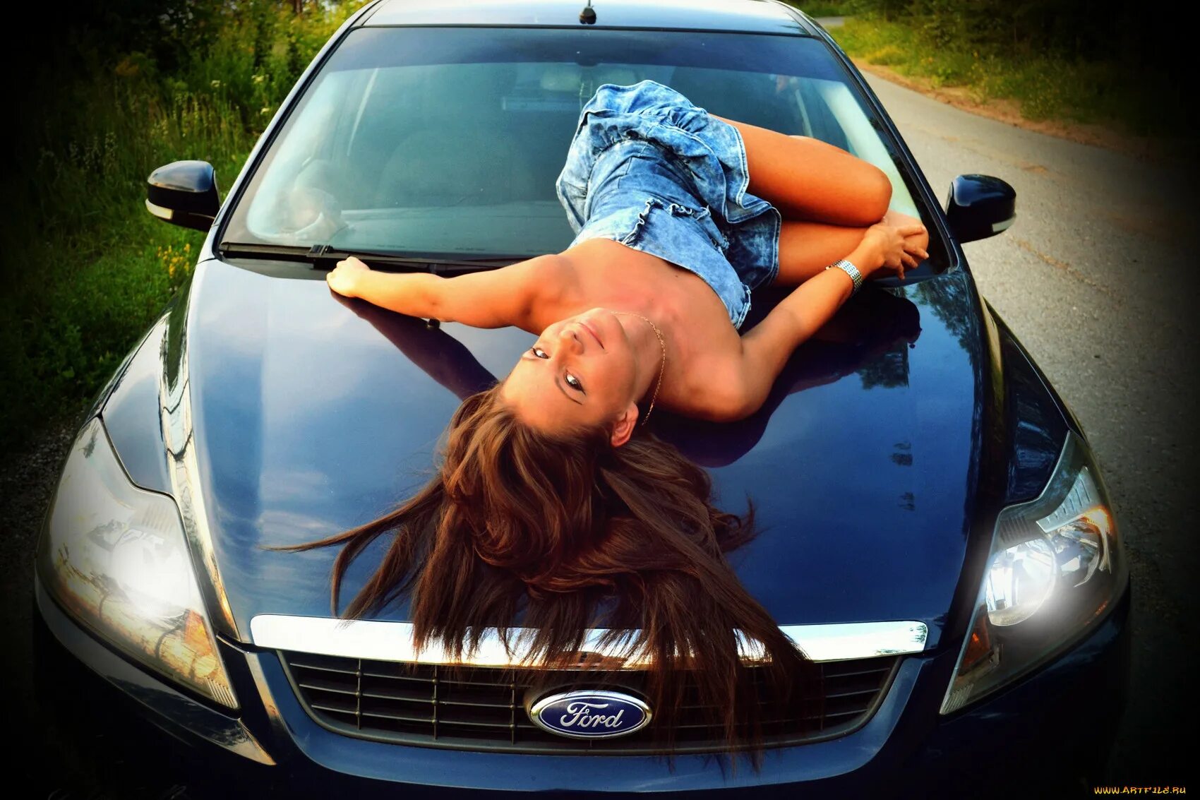 Женщина на капоте. Девушка на капоте. Девушка на капоте авто. Фотосессия с машиной девушки. Фотосессия на капоте машины.