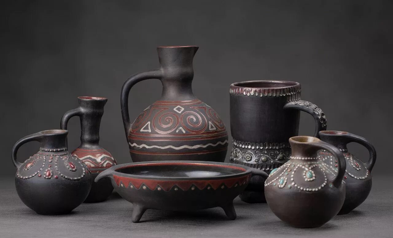 Ceramics посуда. Керамика изделия из глины. Керамика изделия из глины. Грузинская чернолощеная керамика. Оятская керамика алеховщина.