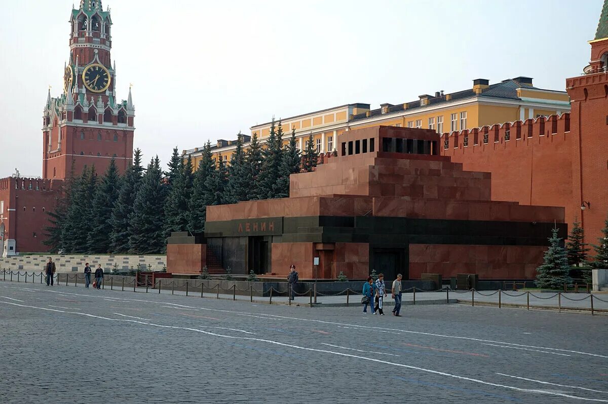 Почему стоит ленинский. Мавзолей в.и Ленина на красной площади в Москве. Ленин на красной площади в мавзолее. Московский Кремль мавзолей. Ленин в Кремле в мавзолее.