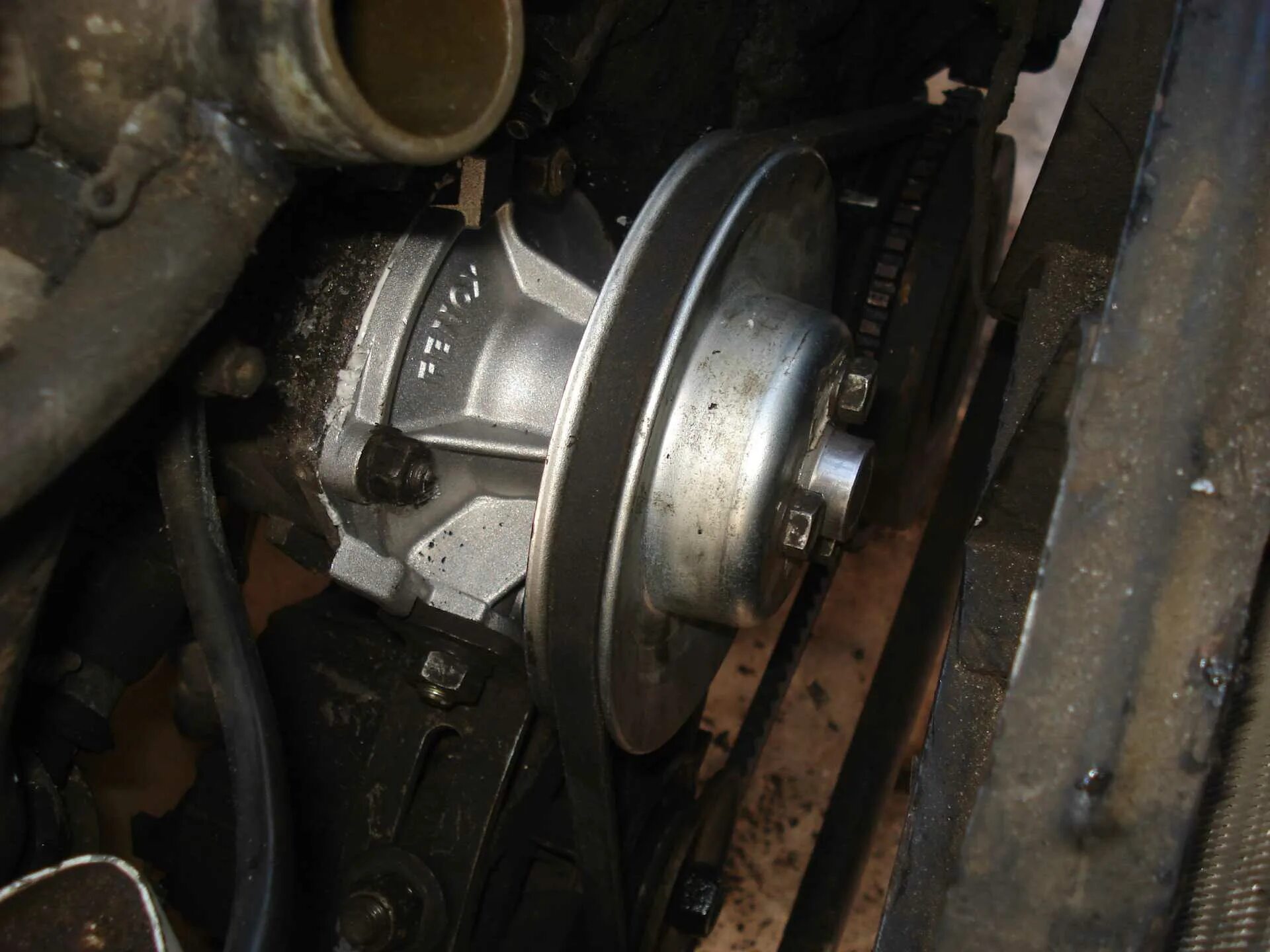 Ваз 21099 2 помпы. Помпа ваз 2107 инжектор. Помпа ваз 2104 инжектор. Помпа грм ваз 2199. Гайка на помпу ваз 2107.