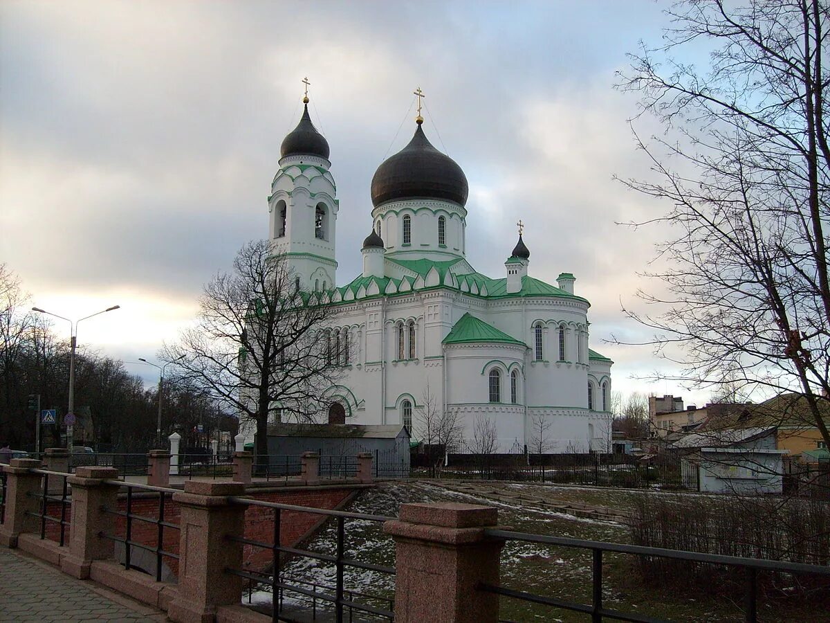 Церковь в ломоносове. Храм архангела михаила в ломоносове. храм архангела михаила ораниенбаум. храм святого михаила ломоносов.
