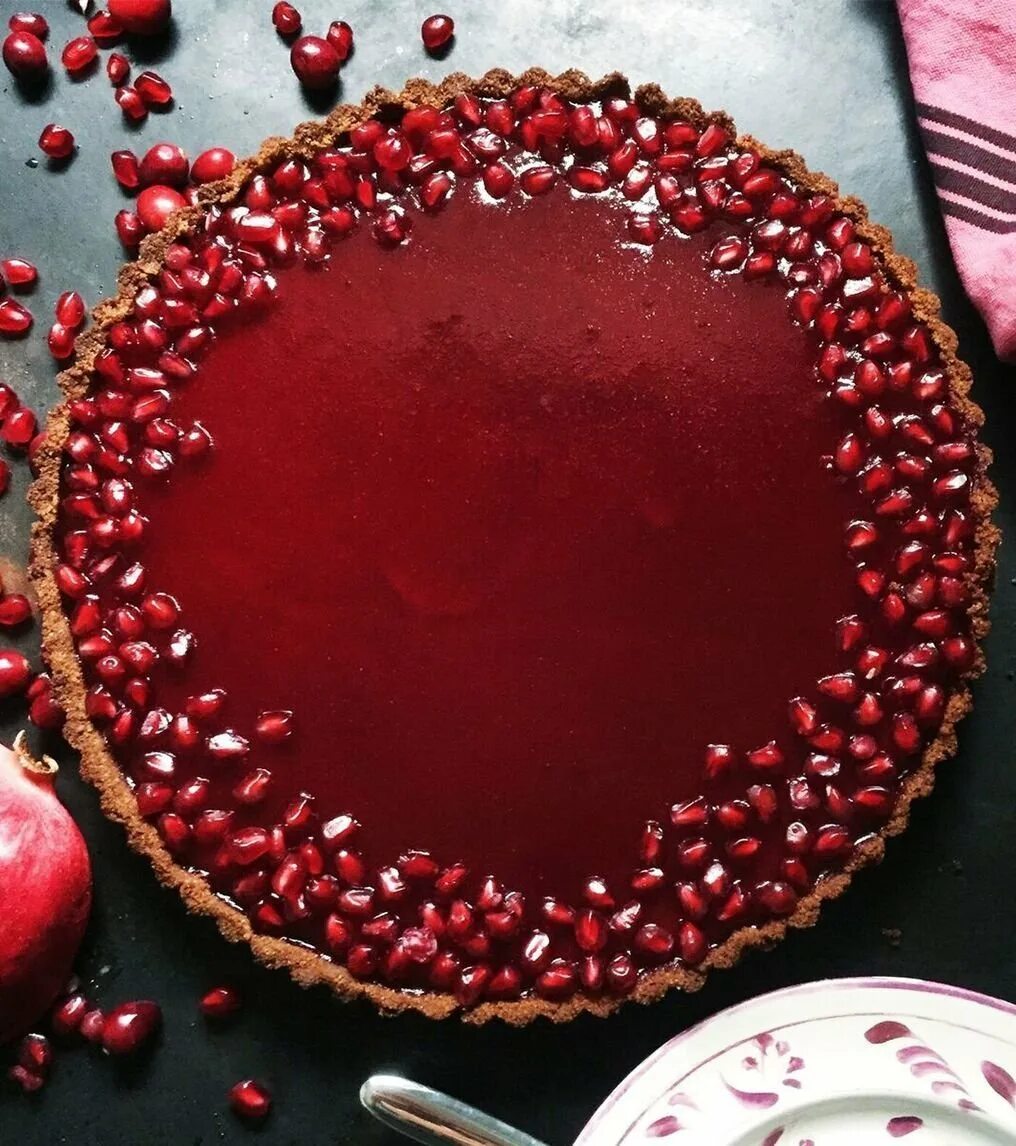 Гранатовые украшения. Торт павлова с гранатом. Украшение торта гранатом. Пирог с гранатом. Украсить гранатом.