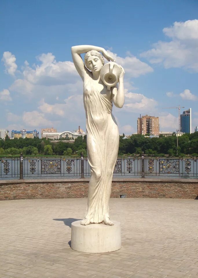 Mark newman современный скульптор. Скульптура дама с собачкой в геленджике. Скульптура женщины. Атлант и кариатида. Статуя красивой девушки.