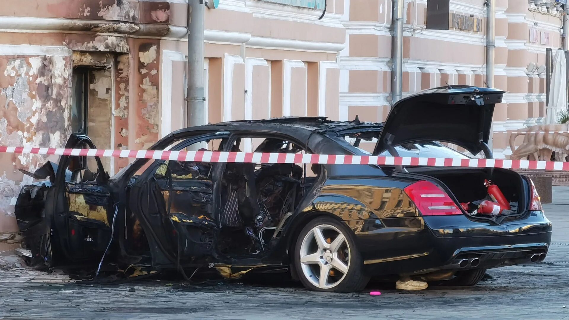 ДТП С Mercedes на Зубовском бульваре в центре Москвы. Авария Мерседес 211. Авария Мерседес Москва Зубовский бульвар.