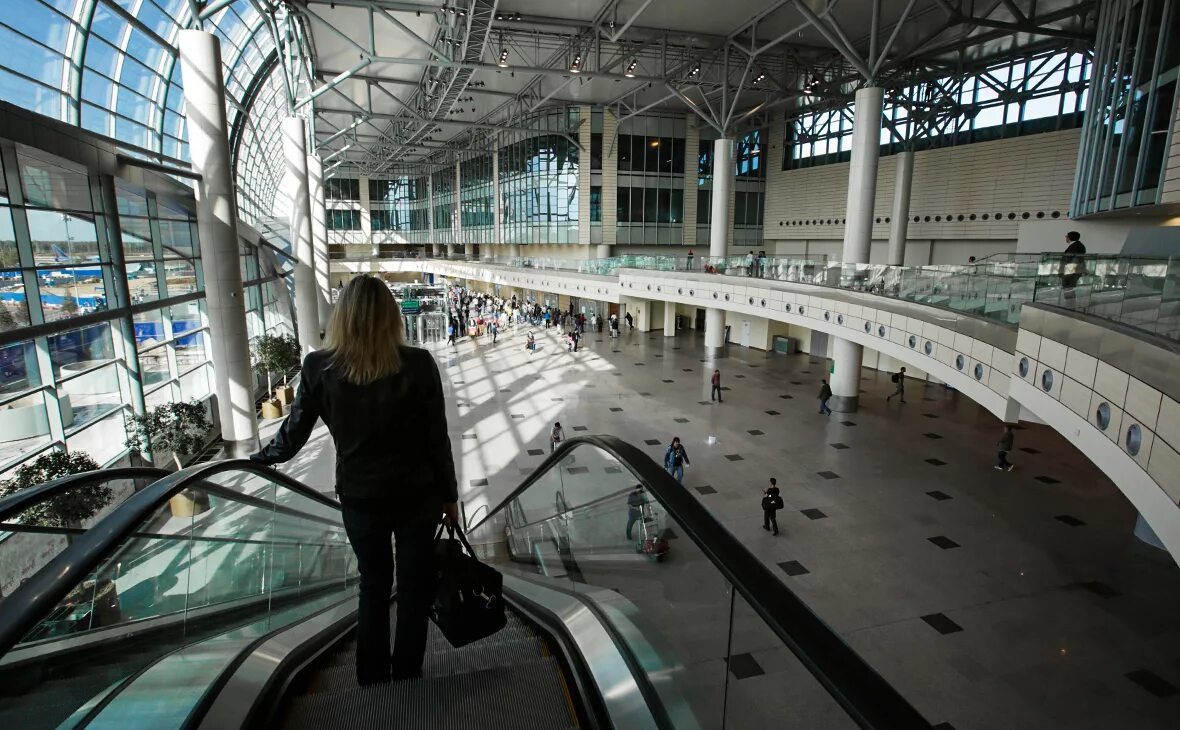 Тележки для багажа в аэропорту внуково. Аэропорт внуково фото. Сотрудники аэропорта шереметьево. Работа в лондоне. Работа в аэропорту москвы отзывы.