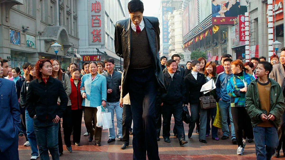 Огромный рост. Чжан цзюньцай. самый высокий китаец в мире рост. огромный человек. высокий человек в толпе.