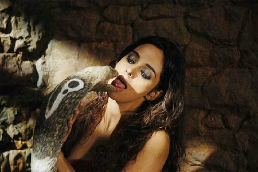 Любовь твоя стала ядом турана м. Hisss(2010)Нагин женщина-змея. Наагин: женщина-змея (2010). Малика Шерават Нагин.