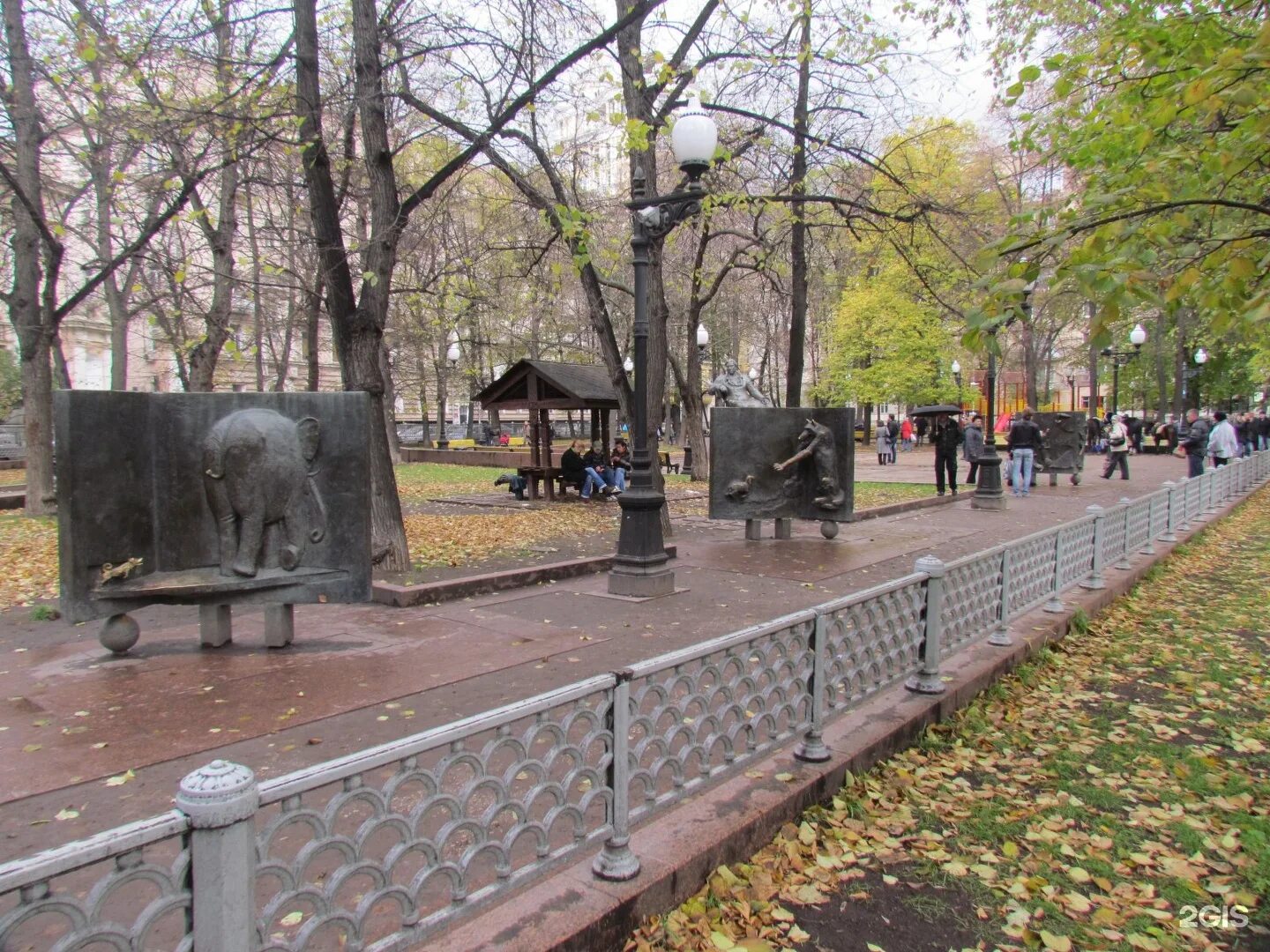 Патриаршие пруды Москва Крылов. Крылов памятник в Москве. Москва Патриаршие пруды памятники. Памятник баснописцу Крылову на Патриарших прудах в Москве.