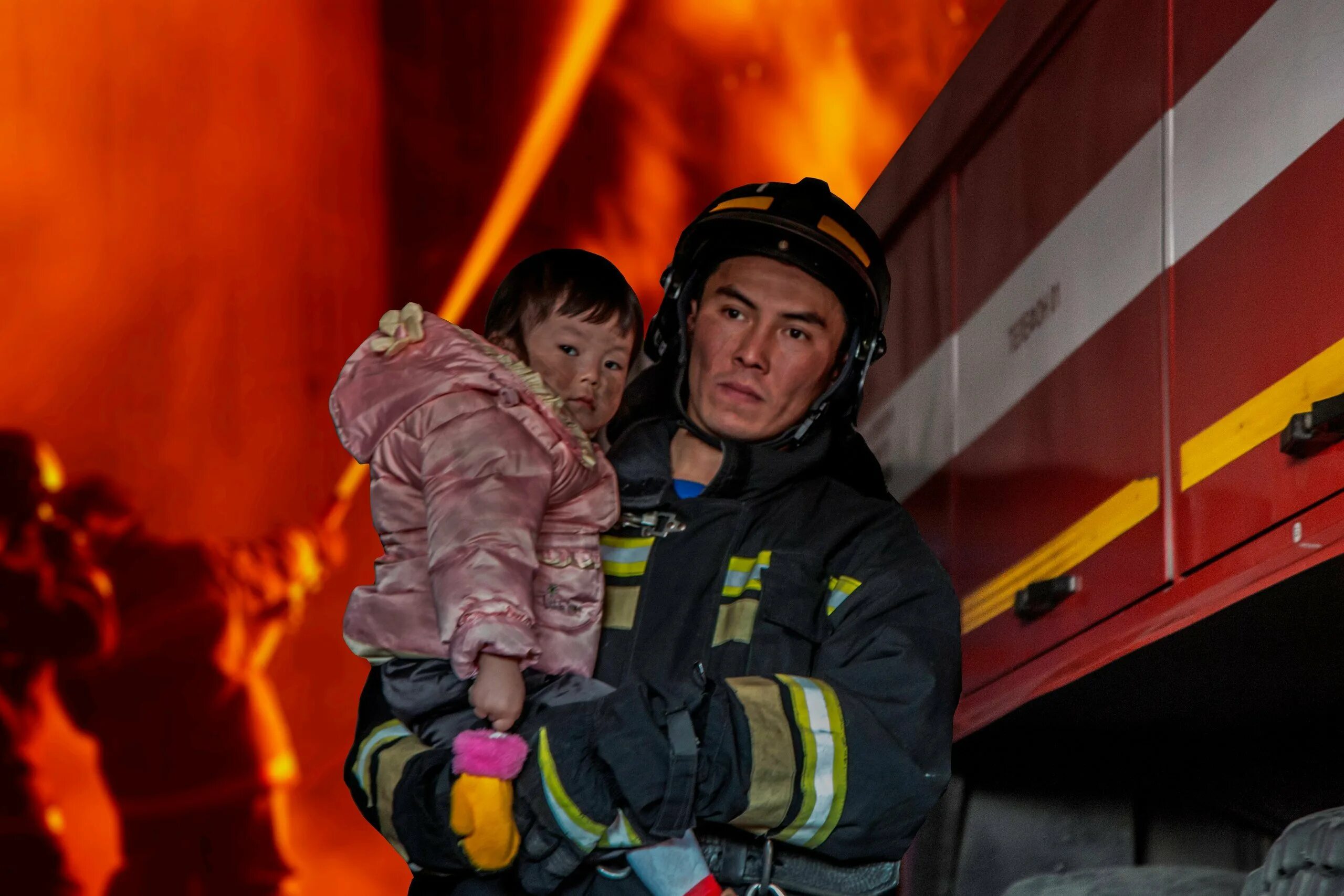 Вынес из пожара. Пожарный спасает ребенка. Пожарный спасает ребенка из огня. Спасение на пожаре. Пожарный спас ребенка.