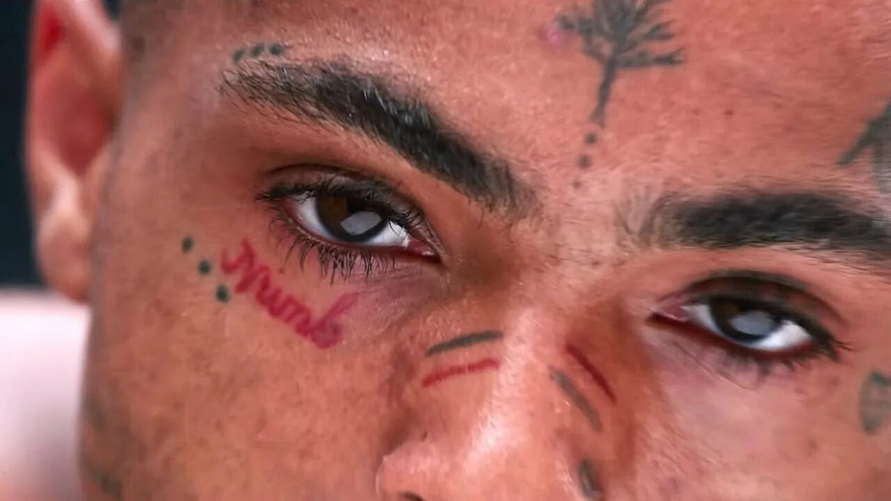 родимое пятно под глазом. корейский макияж глаз под глазами. девушка с родинкой под глазом. две точки под глазом. пигментация кожи вокруг глаз.