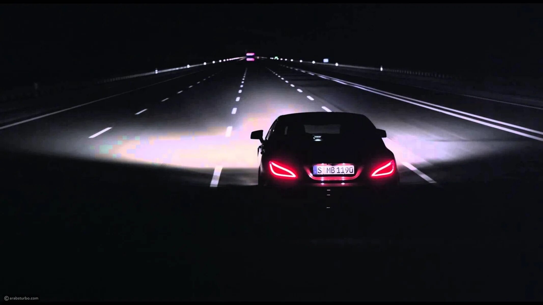 Включи стань светом. Mercedes Benz c63 AMG белая на трассе в потоке. Mercedes Xenon Light. Машина едет в темноте. Автомобиль на ночной дороге.