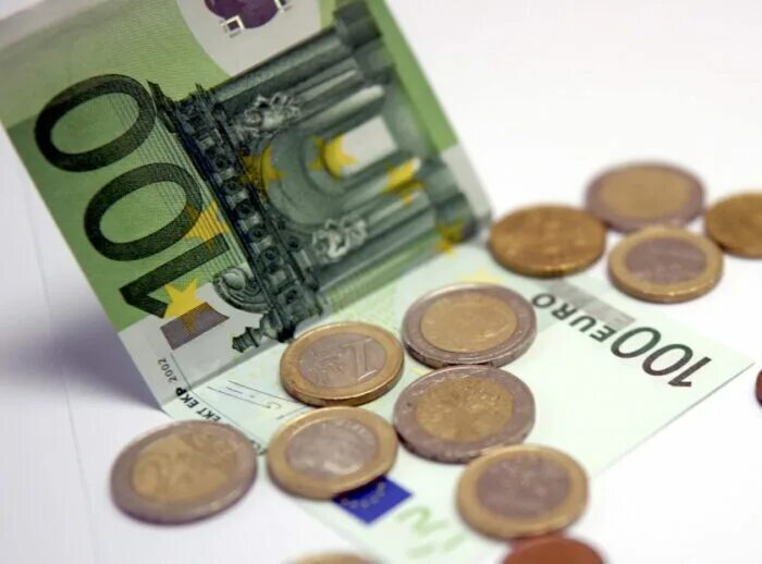 Евро растет. Повышение евро. Евро в рубли. Торги евро.