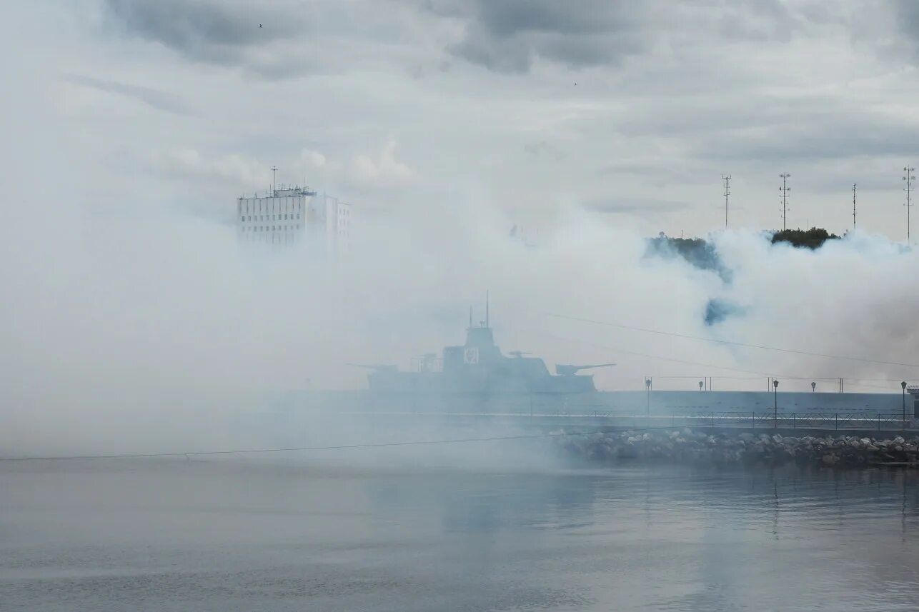 Вода североморск. Учения в североморске. дымовая завеса корабля. аэрозольная завеса корабля. дымовая завеса на море.