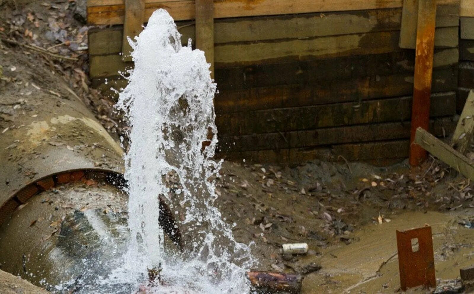 Большая труба с водой