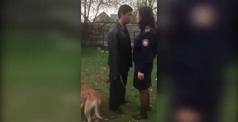 Девушка напала на полицейского