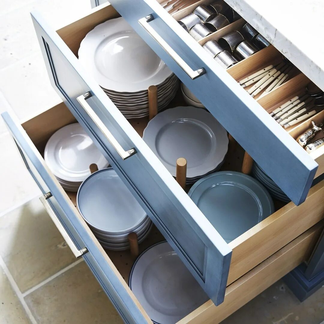 Ящик снизу. Выдвижной ящик для посуды. Органайзер для кухонных ящиков. Хранение кухонной утвари. Кухонные ящики выдвижные.