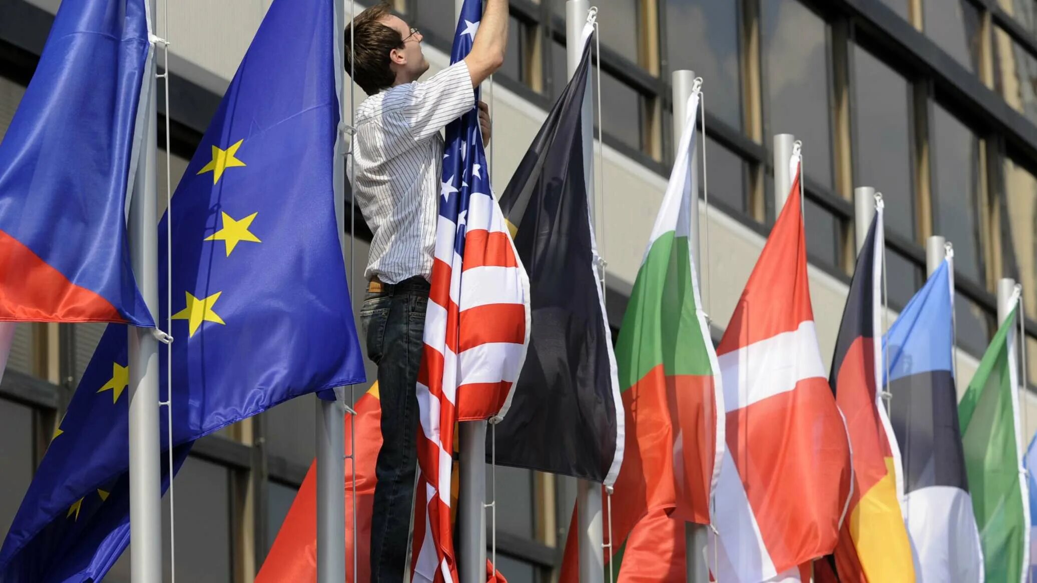 Запад Евросоюз. Международные отношения Европы. США ЕС санкции. Европа политика.