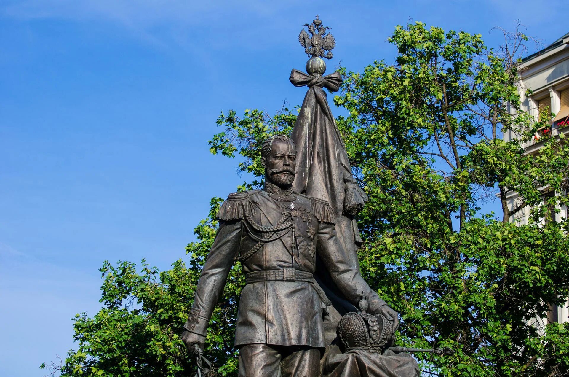 Сербия памятники. Памятник Николаю II (Белград). Памятник Николаю 2 в Сербии. Памятник Николаю в Белграде.