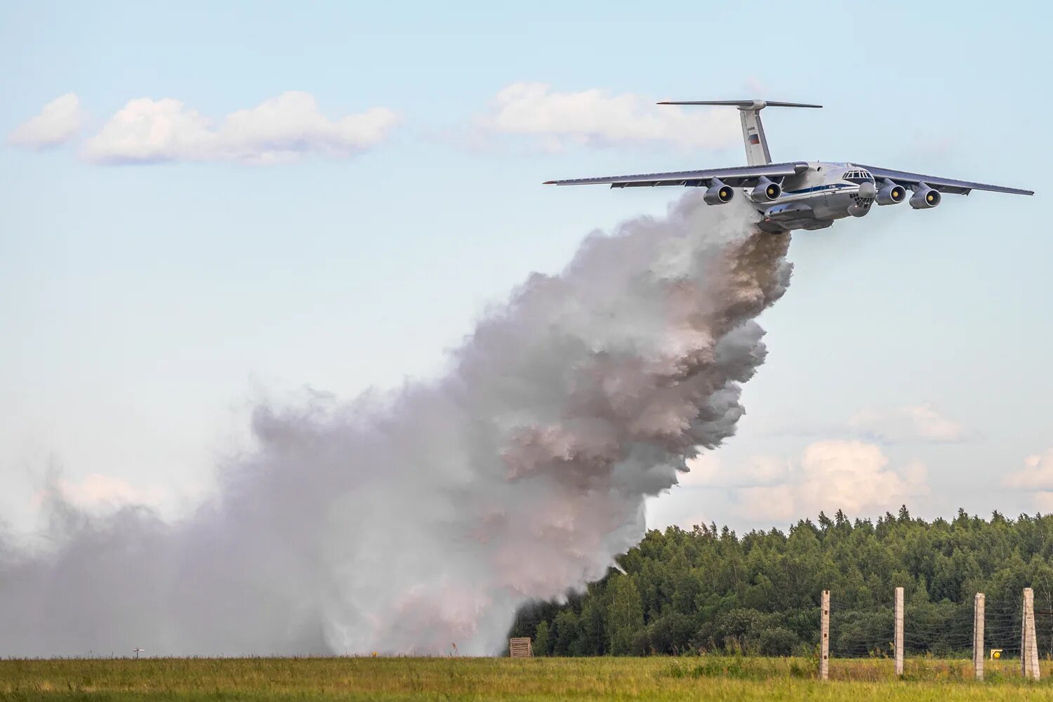 Тушение пожаров с помощью вертолетов впр. Пожарный самолет ил-76. Самолёт ил-76 МЧС. Ил-76 тушение. Ил 76 для тушения лесных пожаров.