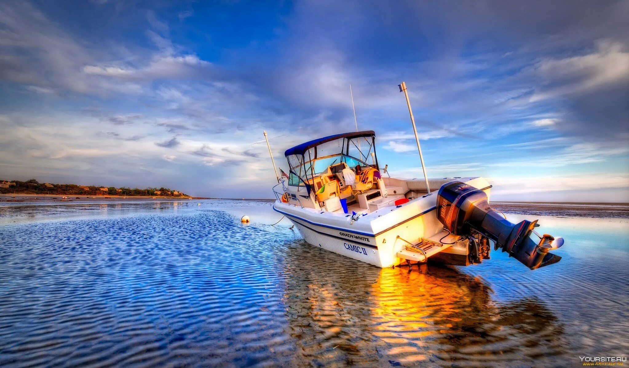 Вьетнамская лодка. Motor-boat - моторная лодка. Катера и яхты. Красивые лодки и катера. Волны от лодки.