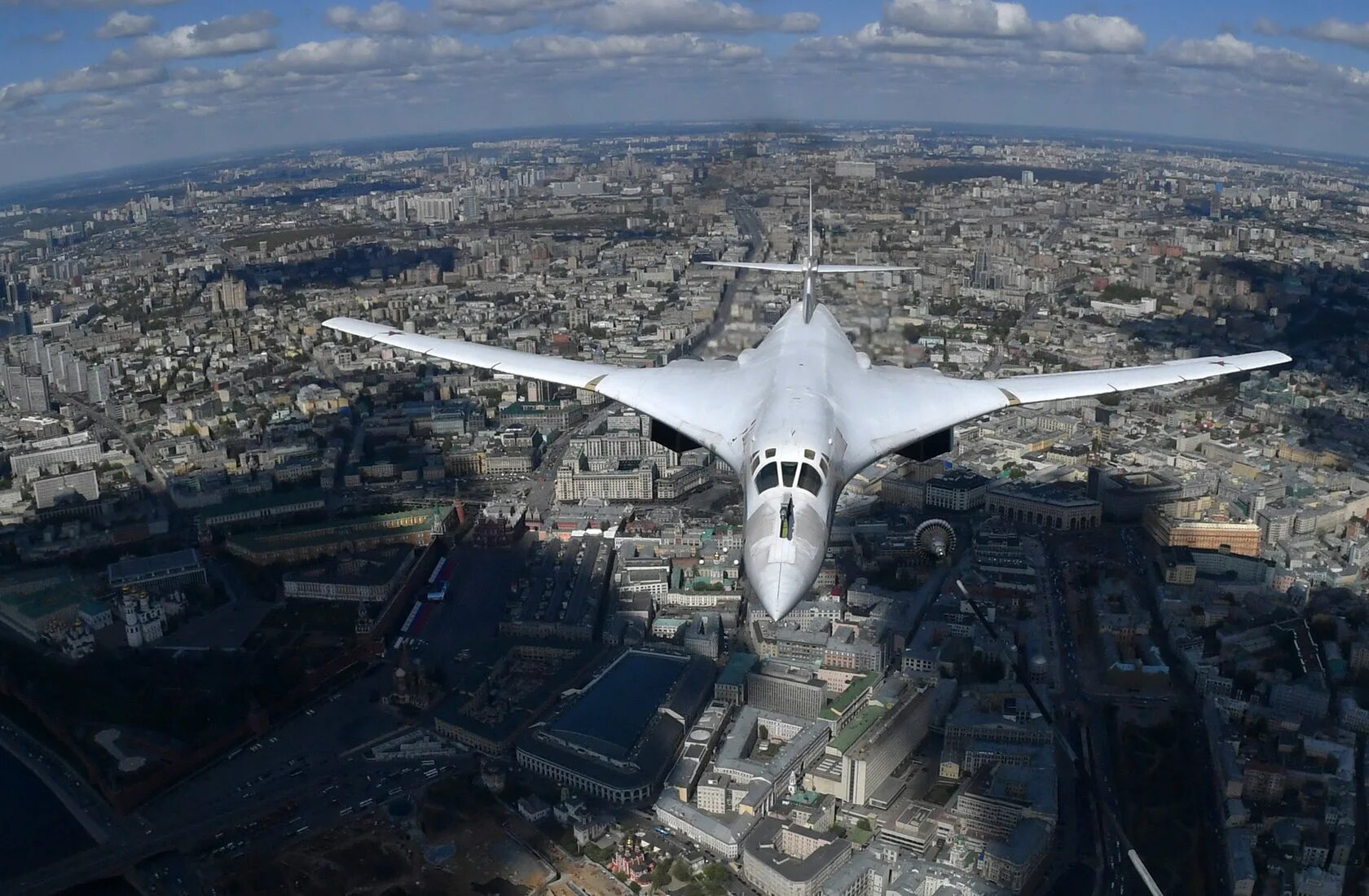 Ту 160 вид сверху. Ил 76 над москвой. Ту-160 белый лебедь. Летают самолеты над москвой. Ночная москва с самолета.