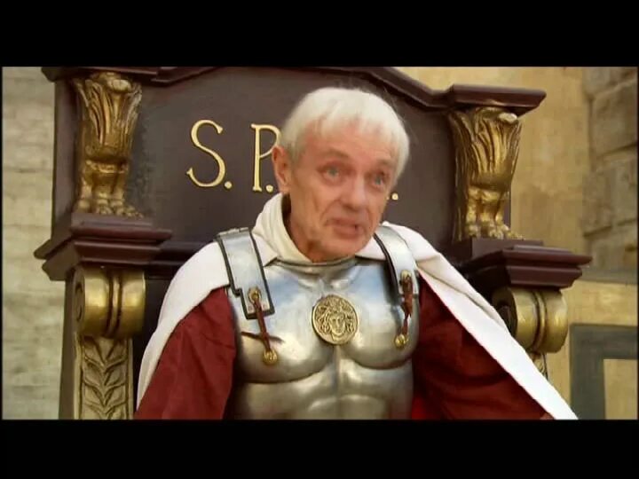 Плащ с кровавым подбоем мастер и маргарита. Дворец понтия пилата. Крылья дворца ирода великого. Мастер и маргарита в плащах. Понтий пилат портрет.