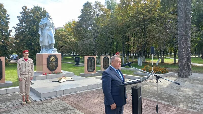 Номер телефона жуковка брянской области. Немцы в Жуковке Брянской области. День освобождения Брянщины картинки. Жуковка город Партизанской славы. Митинг в Жуковке.