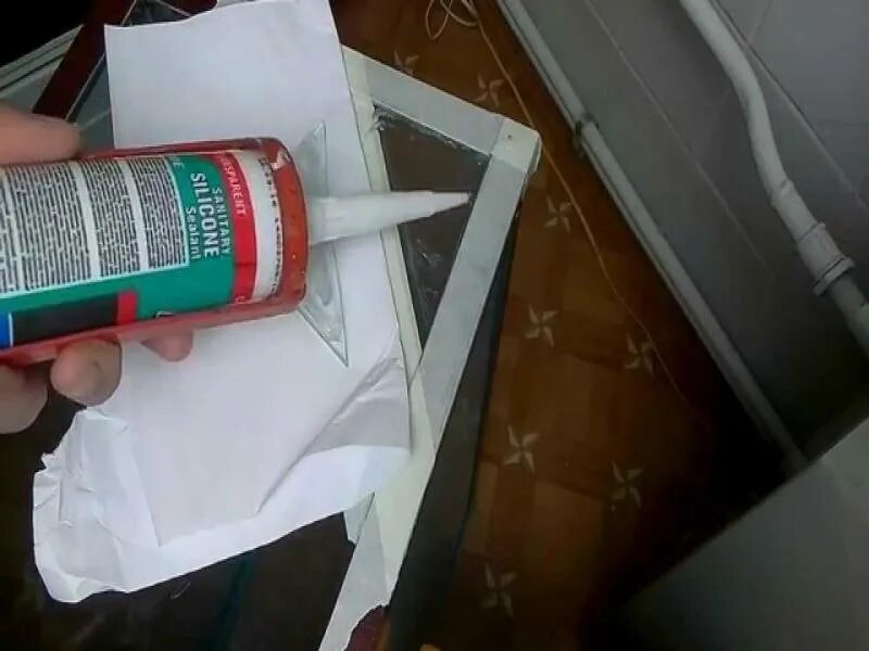 каким клеем заклеить куртку