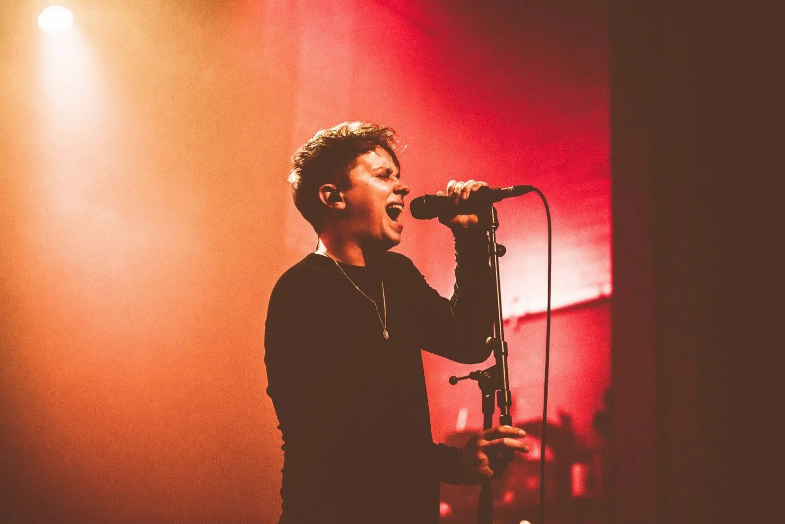 Nothing but thieves impossible. Группа nothing but thieves. доминик крейк nothing but thieves. conor mason группа nothing but thieves. particles nothing but thieves.